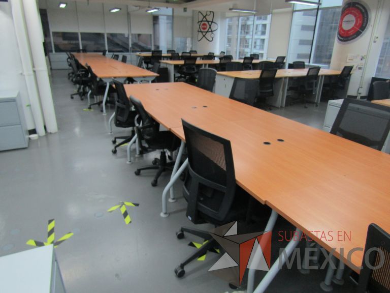 Lote 321 - 2 Mesas de trabajo patas metálicas y cubierta color madera con orificio para cable - Imagen 6