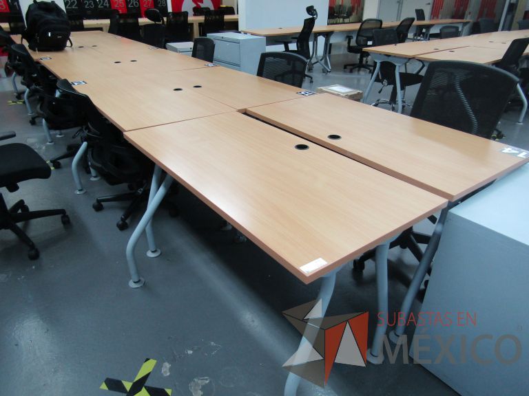 Lote 321 - 2 Mesas de trabajo patas metálicas y cubierta color madera con orificio para cable - Imagen 7