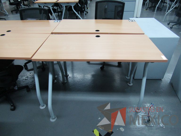 Lote 009 - 2 Mesas de trabajo patas metálicas y cubierta color madera - Imagen 7