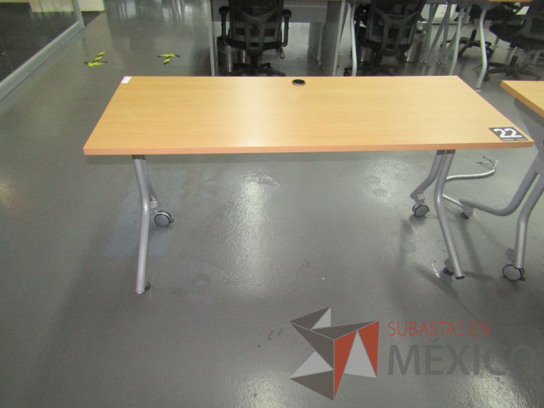 Lote 055 - Mesa de trabajo patas metálicas con ruedas - Imagen 2