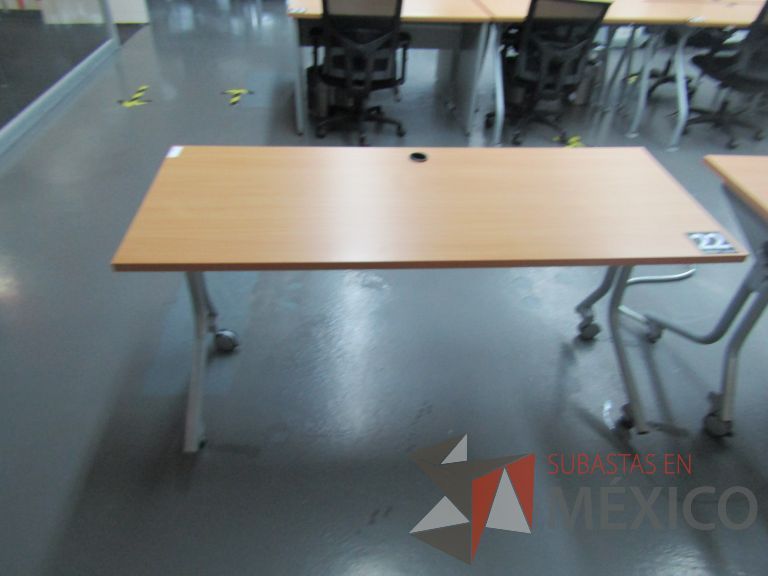 Lote 117 - Mesa de trabajo patas metálicas con ruedas - Imagen 4
