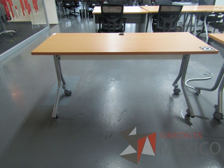 Lote 117 - Mesa de trabajo patas metálicas con ruedas - Imagen 3