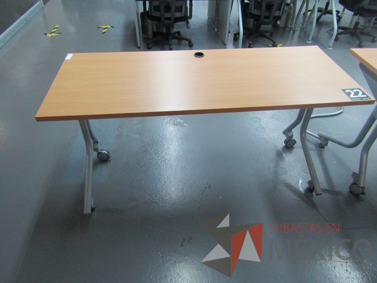 Lote 055 - Mesa de trabajo patas metálicas con ruedas - Imagen 4