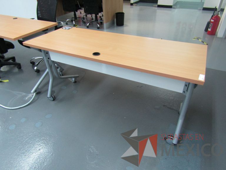 Lote 055 - Mesa de trabajo patas metálicas con ruedas - Imagen 5