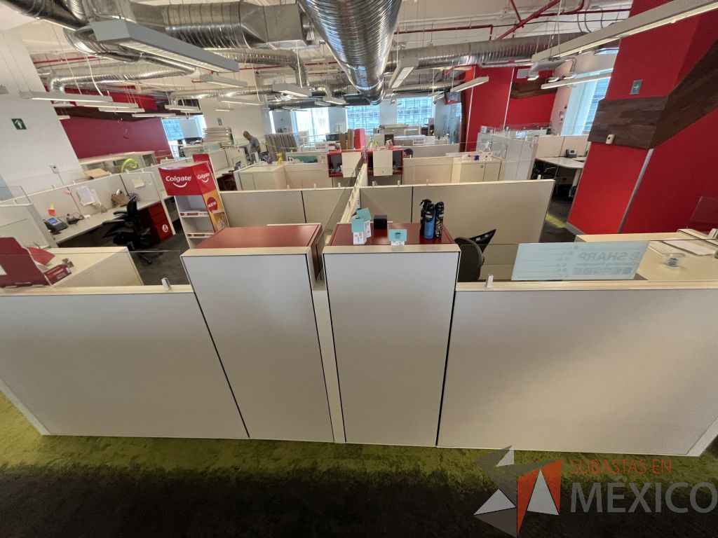 Lote 024 - Estación de trabajo para 8 personas incluye 8 Credenzas, 8 Gabinetes y 8 Gavetas - Haworth - Imagen 6