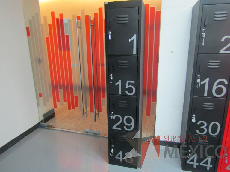 Lote 358 -5 Lockers metálicos con 4 puertas color negro