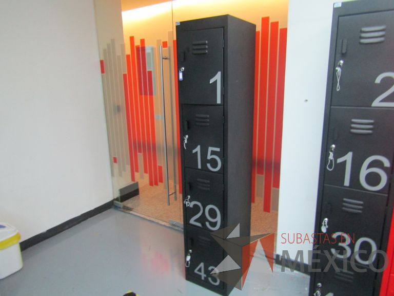 Lote 358 -5 Lockers metálicos con 4 puertas color negro - Imagen 7