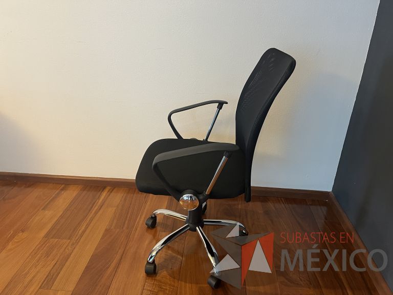 Lote 084 - 3 Sillas ejecutivas con ruedas, respaldo en malla y asiento en tela color negro - Imagen 3