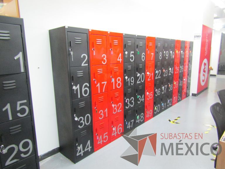 Lote 358 -5 Lockers metálicos con 4 puertas color negro - Imagen 4