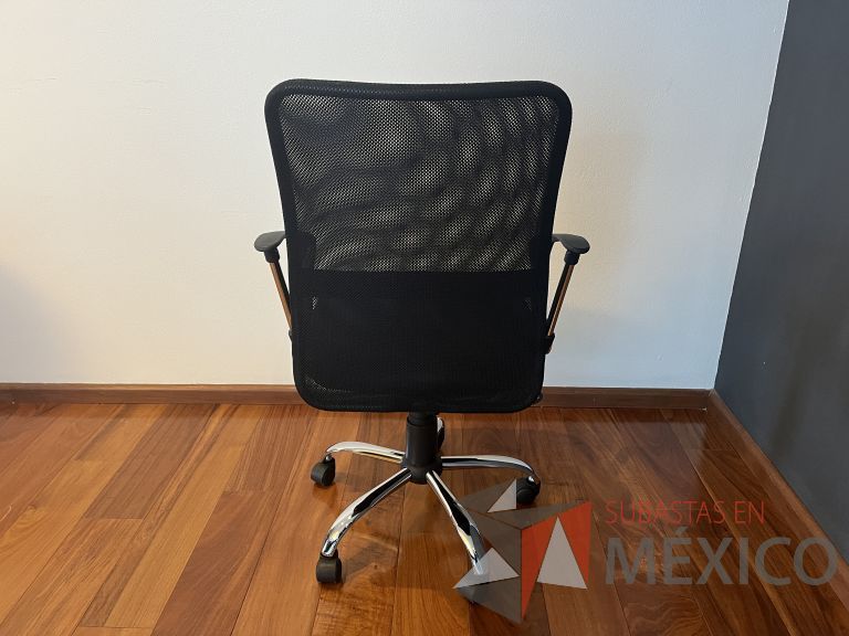 Lote 076 - 2 Sillas ejecutivas con ruedas, respaldo en malla y asiento en tela color negro - Imagen 4