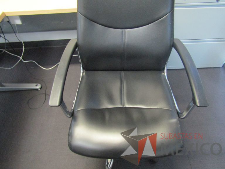 Lote 132 - Silla ejecutiva con ruedas, descansabrazos, respaldo alto y asiento tipo piel color negro - Imagen 4