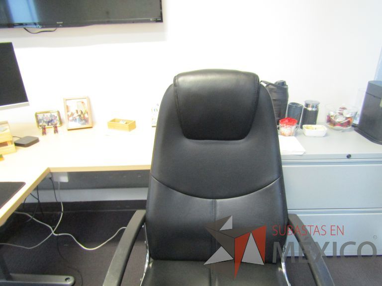 Lote 132 - Silla ejecutiva con ruedas, descansabrazos, respaldo alto y asiento tipo piel color negro - Imagen 3