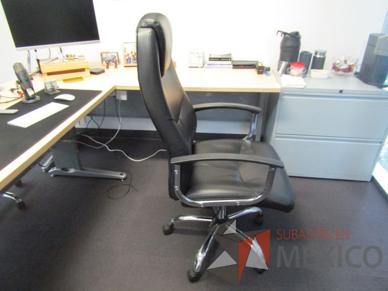 Lote 132 - Silla ejecutiva con ruedas, descansabrazos, respaldo alto y asiento tipo piel color negro - Imagen 2