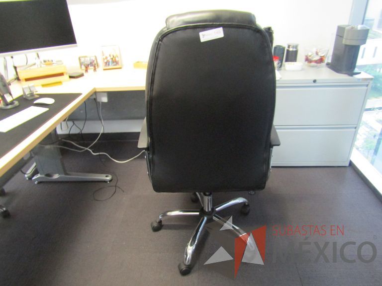 Lote 132 - Silla ejecutiva con ruedas, descansabrazos, respaldo alto y asiento tipo piel color negro - Imagen 5