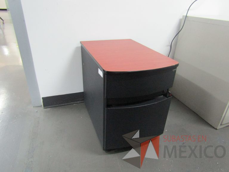 Lote 136 - Archivero metálico vertical de 2 cajones con tapa color café