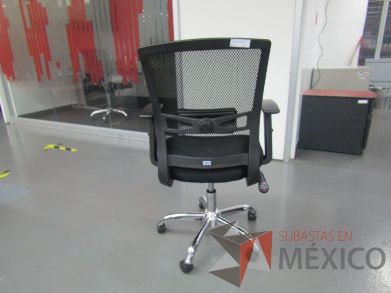 Lote 142 - Silla ejecutiva con ruedas, descansabrazos, respaldo en malla y asiento en tela color negro - Imagen 4
