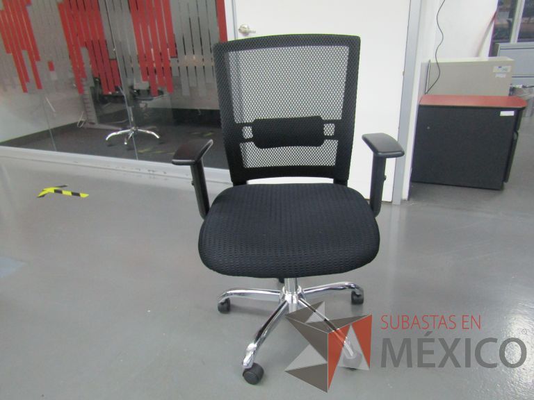 Lote 142 - Silla ejecutiva con ruedas, descansabrazos, respaldo en malla y asiento en tela color negro