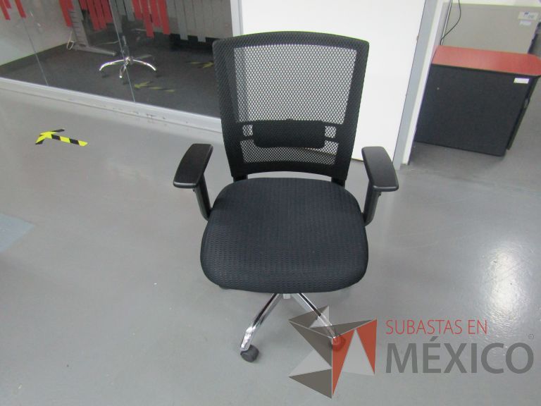 Lote 372 - 5 Sillas ejecutivas con ruedas, descansabrazos, respaldo en malla y asiento en tela color negro - Imagen 2