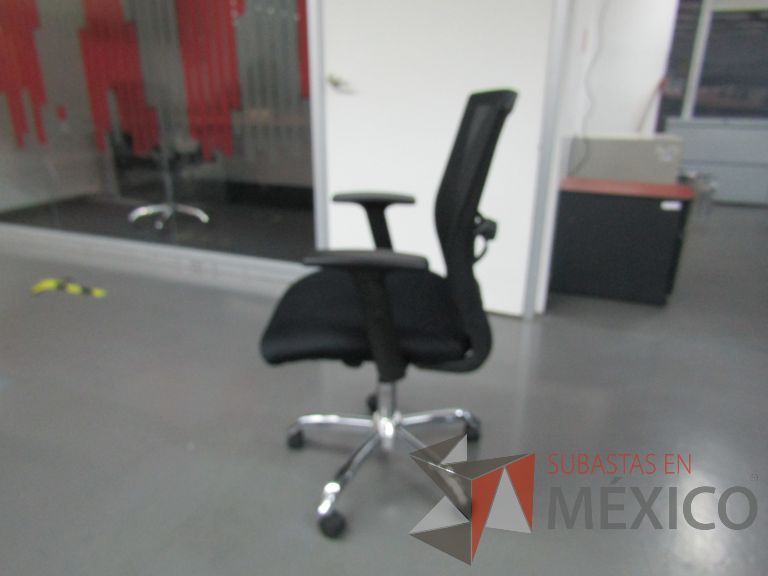 Lote 372 - 5 Sillas ejecutivas con ruedas, descansabrazos, respaldo en malla y asiento en tela color negro - Imagen 3