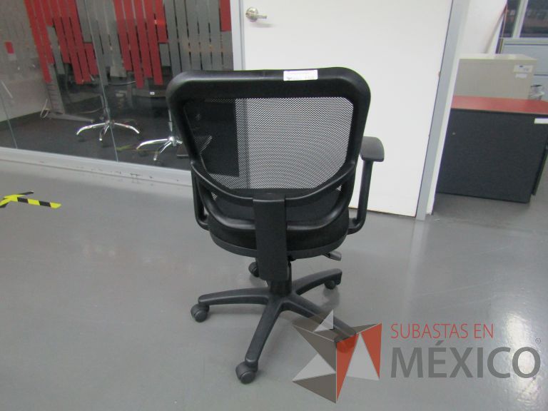 Lote 141 - Silla ejecutiva con ruedas, descansabrazos, respaldo en malla y asiento en tela color negro - Imagen 4