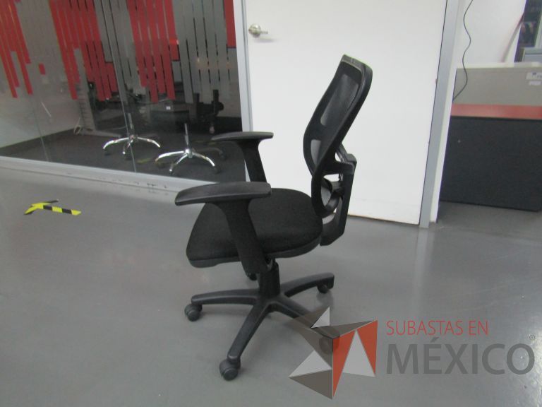 Lote 371 - 6 Sillas ejecutivas con ruedas, descansabrazos, respaldo en malla y asiento en tela color negro - Imagen 2