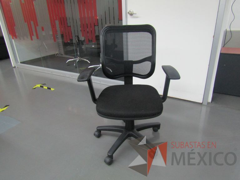 Lote 141 - Silla ejecutiva con ruedas, descansabrazos, respaldo en malla y asiento en tela color negro