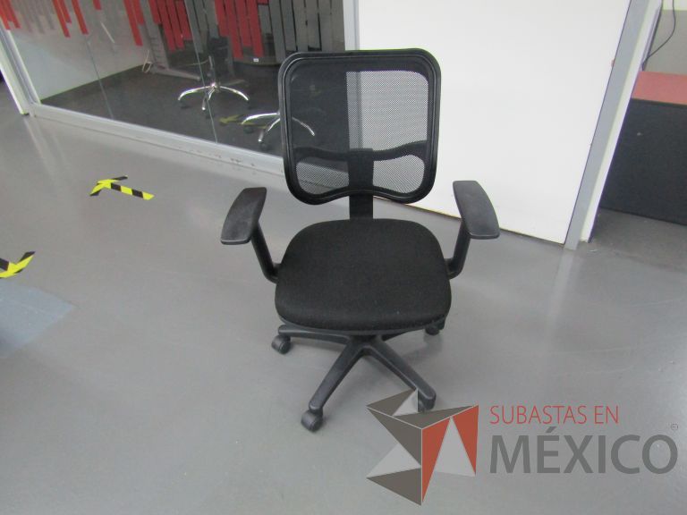 Lote 371 - 6 Sillas ejecutivas con ruedas, descansabrazos, respaldo en malla y asiento en tela color negro - Imagen 3