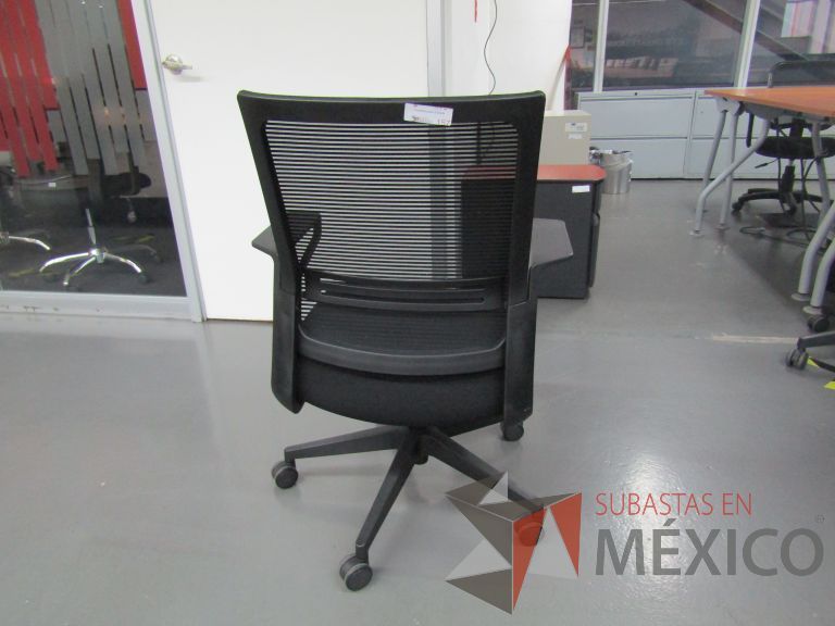 Lote 140 - Silla ejecutiva con ruedas, descansabrazos, respaldo en malla y asiento en tela color negro - Imagen 3