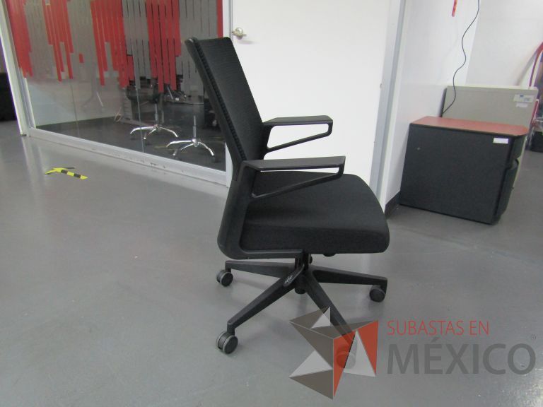 Lote 017 - 3 Sillas ejecutivas con ruedas, descansabrazos, respaldo en malla y asiento en tela color negro - Imagen 2