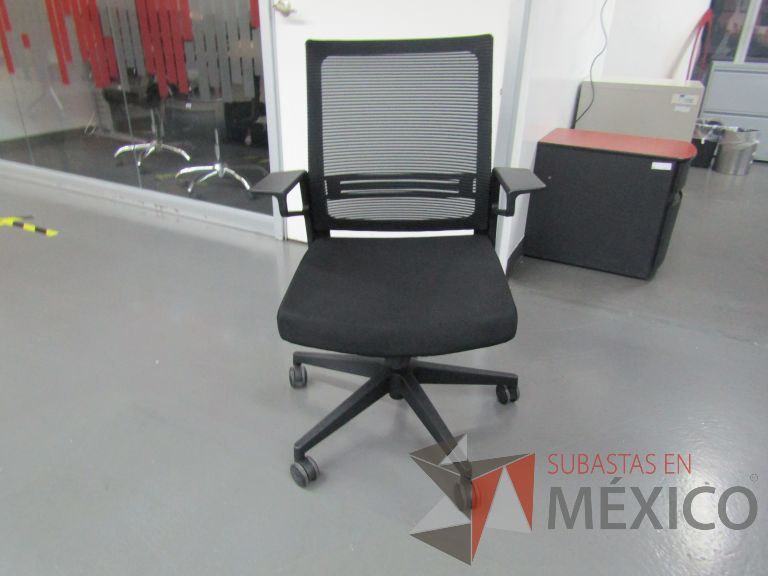 Lote 017 - 3 Sillas ejecutivas con ruedas, descansabrazos, respaldo en malla y asiento en tela color negro