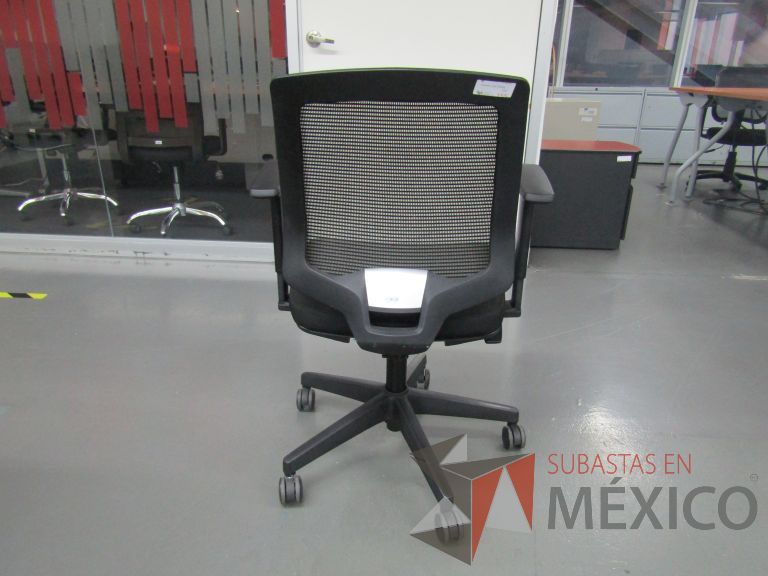 Lote 277 - Silla ejecutiva con ruedas, descansabrazos, respaldo en malla y asiento en tela color negro - Imagen 6