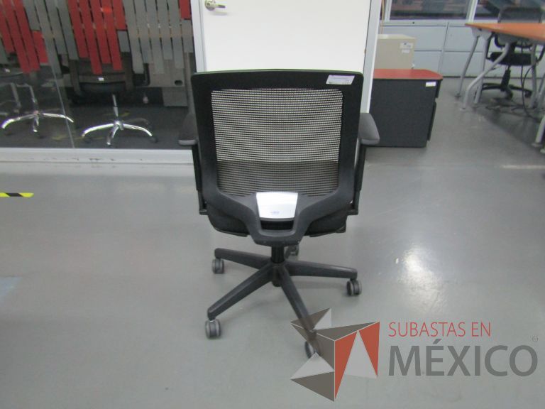 Lote 277 - Silla ejecutiva con ruedas, descansabrazos, respaldo en malla y asiento en tela color negro - Imagen 5