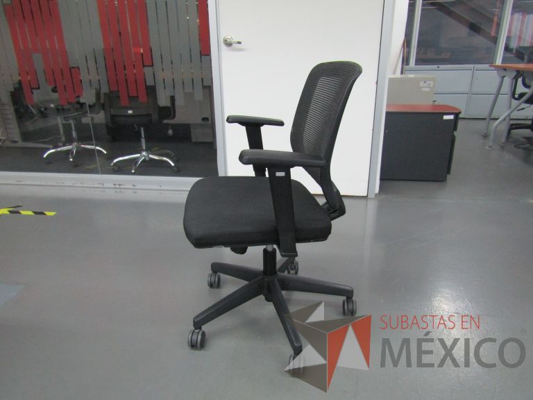 Lote 366 - 4 Sillas ejecutivas con ruedas, descansabrazos, respaldo en malla y asiento en tela color negro - Imagen 2
