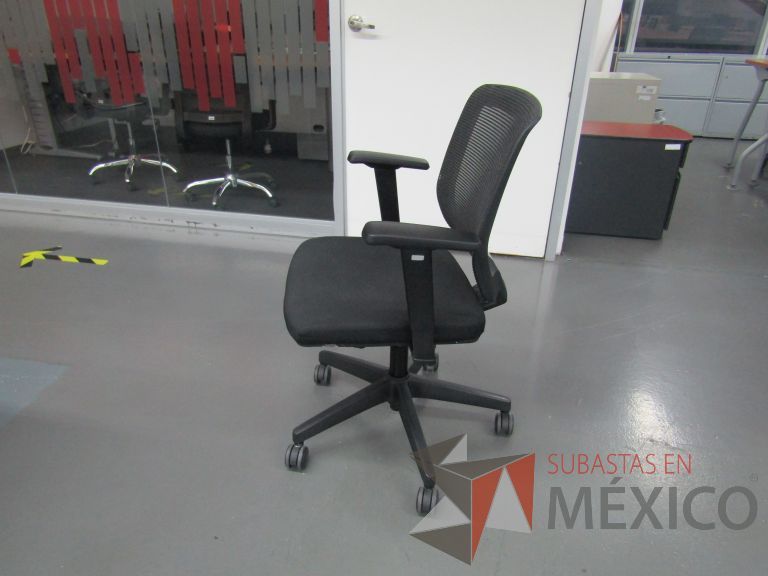 Lote 366 - 4 Sillas ejecutivas con ruedas, descansabrazos, respaldo en malla y asiento en tela color negro - Imagen 4