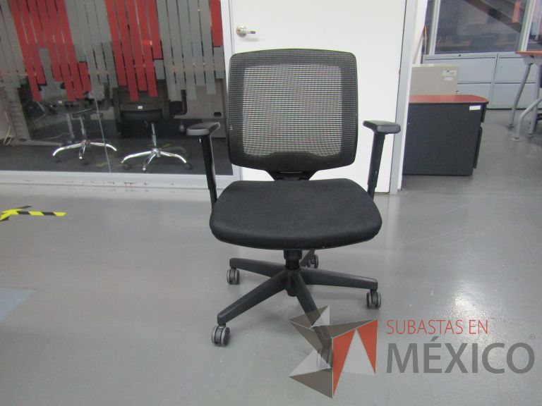 Lote 366 - 4 Sillas ejecutivas con ruedas, descansabrazos, respaldo en malla y asiento en tela color negro