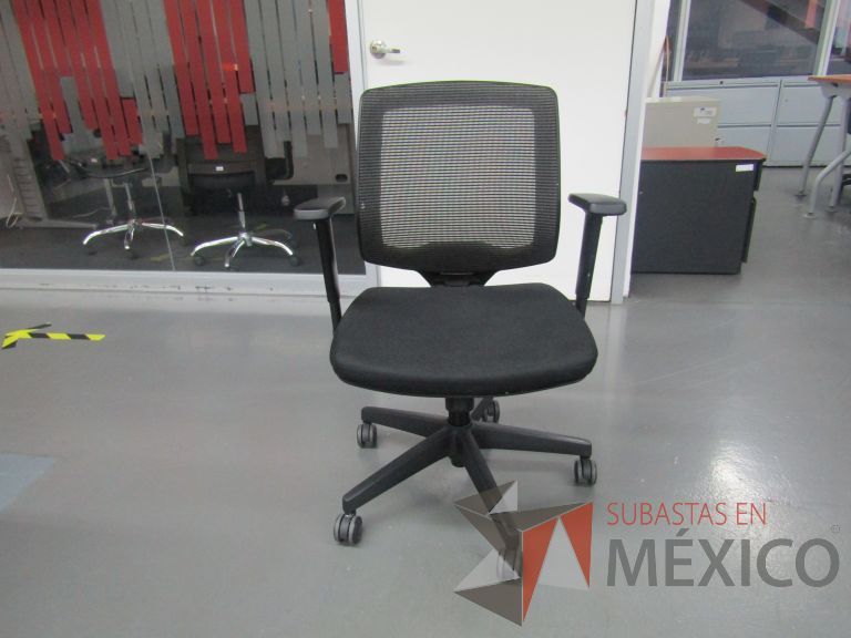 Lote 277 - Silla ejecutiva con ruedas, descansabrazos, respaldo en malla y asiento en tela color negro - Imagen 2