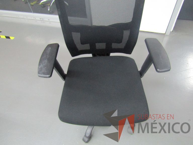 Lote 367 - 4 Sillas ejecutivas con ruedas, descansabrazos, respaldo en malla y asiento en tela color negro - Imagen 2