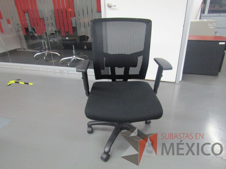 Lote 367 - 4 Sillas ejecutivas con ruedas, descansabrazos, respaldo en malla y asiento en tela color negro