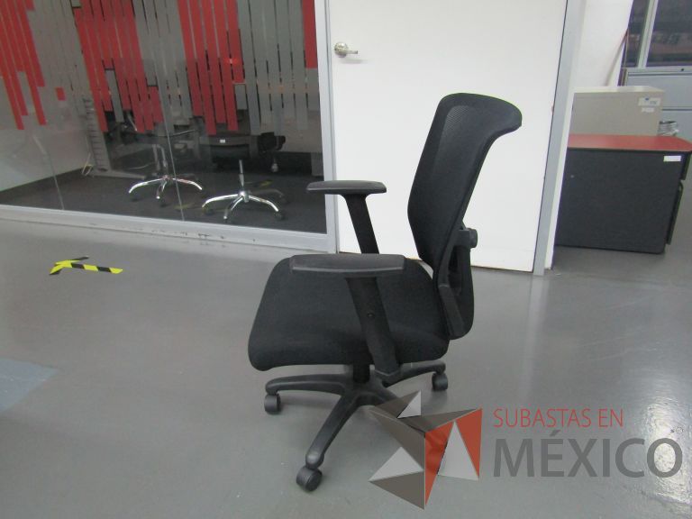 Lote 367 - 4 Sillas ejecutivas con ruedas, descansabrazos, respaldo en malla y asiento en tela color negro - Imagen 6