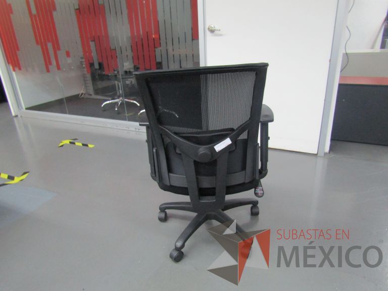 Lote 139 - Silla ejecutiva con ruedas, descansabrazos, respaldo en malla y asiento en tela color negro - Imagen 4