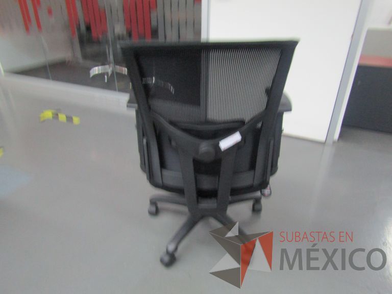 Lote 139 - Silla ejecutiva con ruedas, descansabrazos, respaldo en malla y asiento en tela color negro - Imagen 3