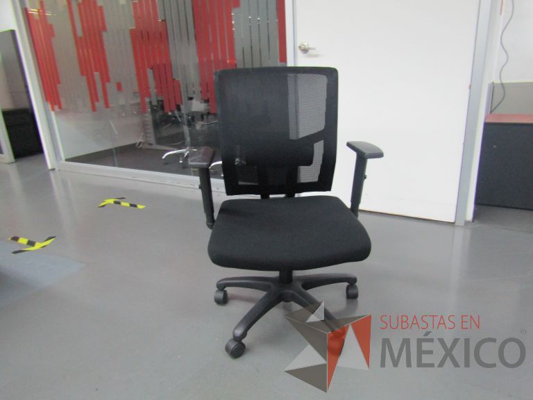 Lote 139 - Silla ejecutiva con ruedas, descansabrazos, respaldo en malla y asiento en tela color negro - Imagen 2