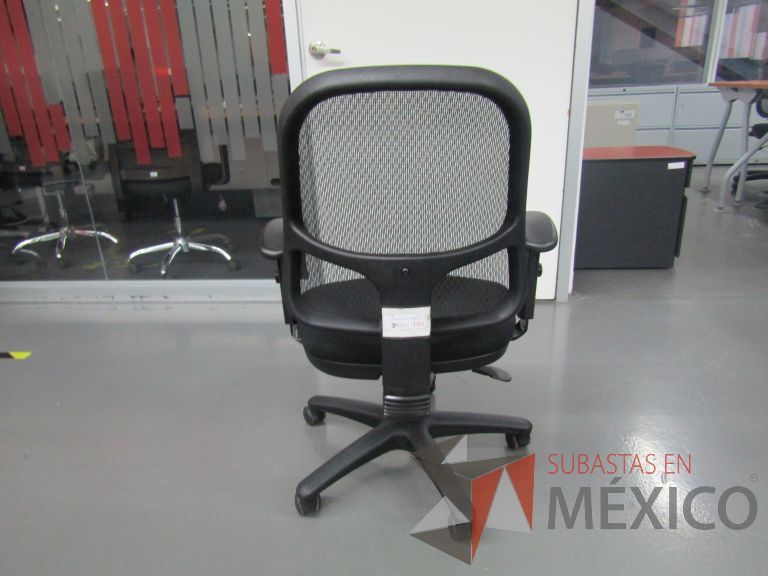 Lote 651 - Silla ejecutiva con ruedas, descansabrazos, respaldo en malla y asiento en tela color negro - Imagen 4