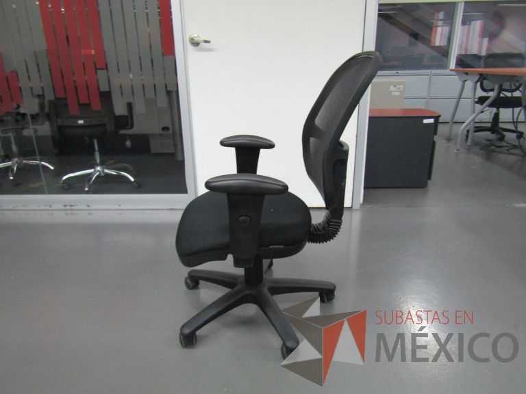 Lote 651 - Silla ejecutiva con ruedas, descansabrazos, respaldo en malla y asiento en tela color negro - Imagen 3