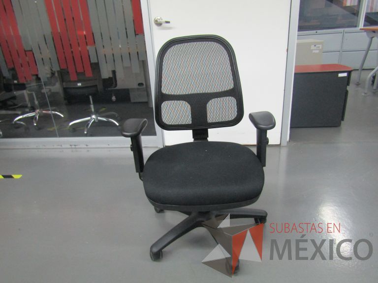 Lote 651 - Silla ejecutiva con ruedas, descansabrazos, respaldo en malla y asiento en tela color negro - Imagen 2