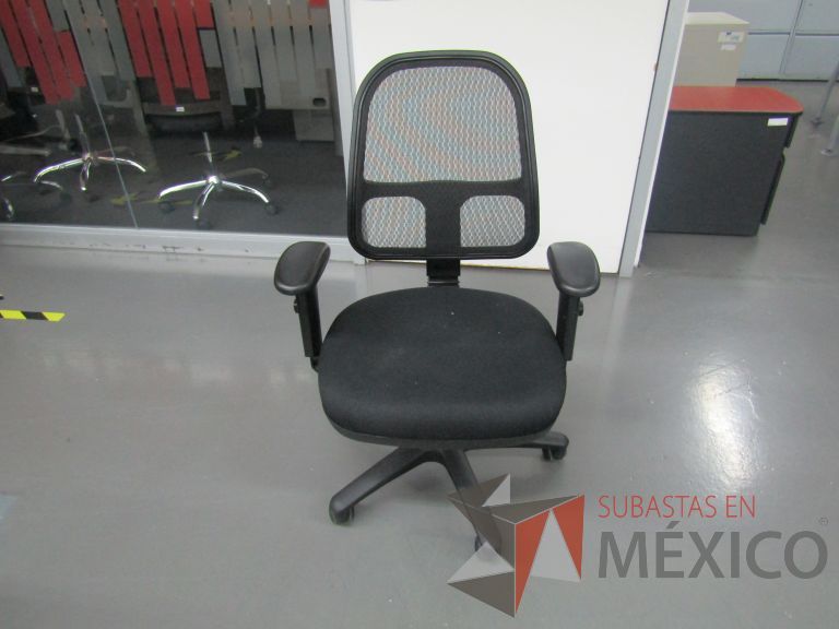 Lote 651 - Silla ejecutiva con ruedas, descansabrazos, respaldo en malla y asiento en tela color negro