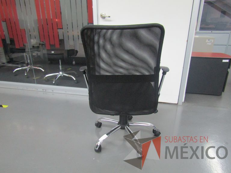 Lote 019 - 5 Sillas ejecutivas con ruedas, descansabrazos, respaldo en malla y asiento en tela color negro - Imagen 4