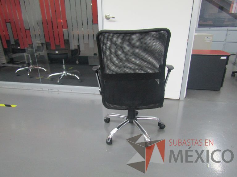 Lote 019 - 5 Sillas ejecutivas con ruedas, descansabrazos, respaldo en malla y asiento en tela color negro - Imagen 7
