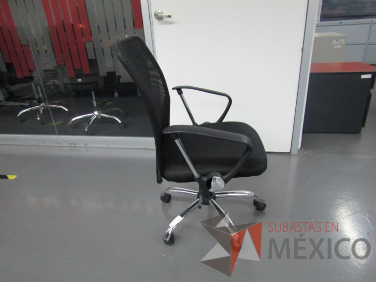 Lote 019 - 5 Sillas ejecutivas con ruedas, descansabrazos, respaldo en malla y asiento en tela color negro - Imagen 3