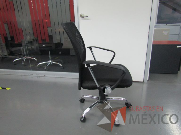 Lote 019 - 5 Sillas ejecutivas con ruedas, descansabrazos, respaldo en malla y asiento en tela color negro - Imagen 2